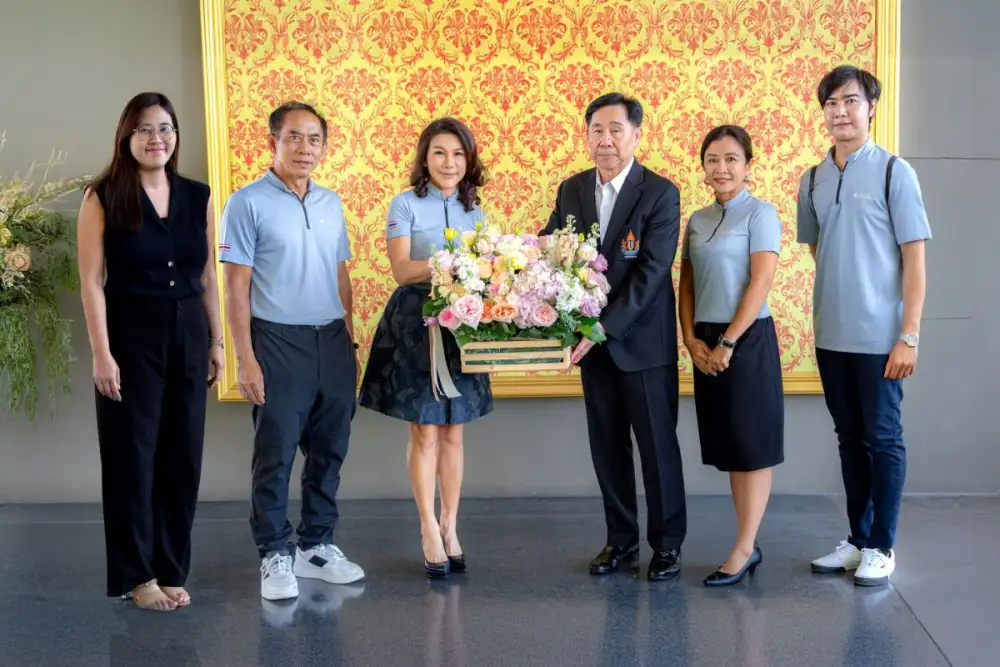 ศุภานวิต เอี่ยมสกุลรัตน์ แสดงความยินดีแก่ สุชัย พรชัยศักดิ์อุดม