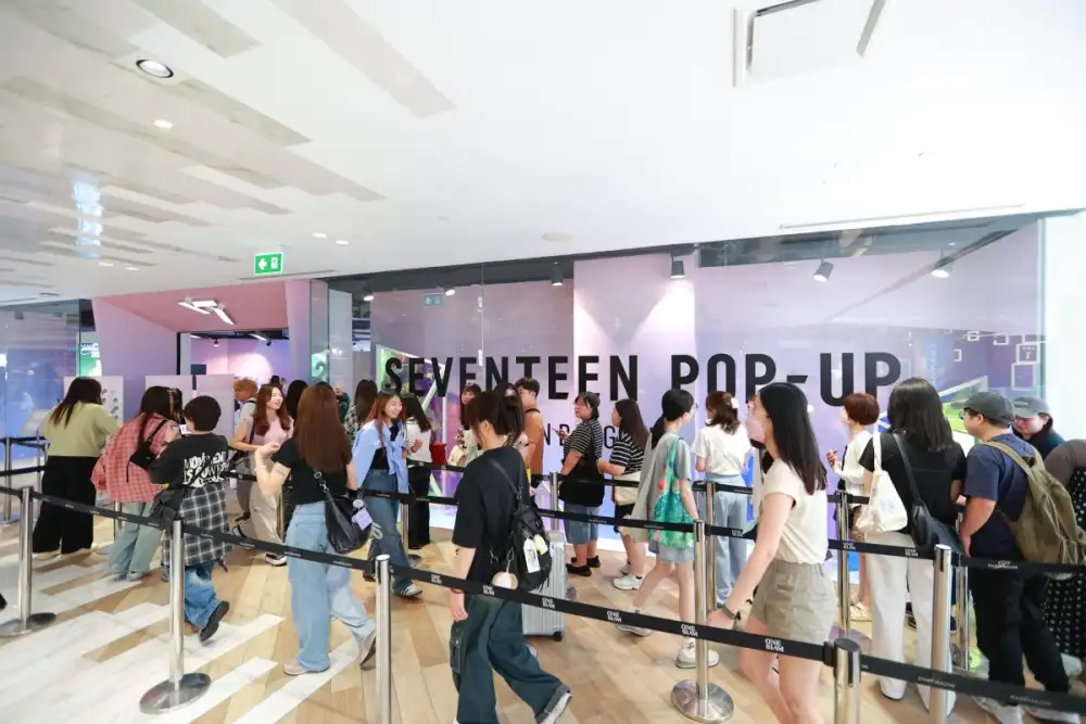 ชาวกะรัตไทย-ต่างชาติ วง SEVENTEEN ต่อคิวเข้าป๊อปอัพ