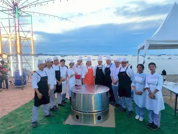 พัทยาชื่นฉ่ำ! วิทยาลัยดุสิตธานีพัทยาโชว์ต้มยำกุ้งหม้อยักษ์ สาดเสน่ห์ครัวไทยกลางสงกรานต์
