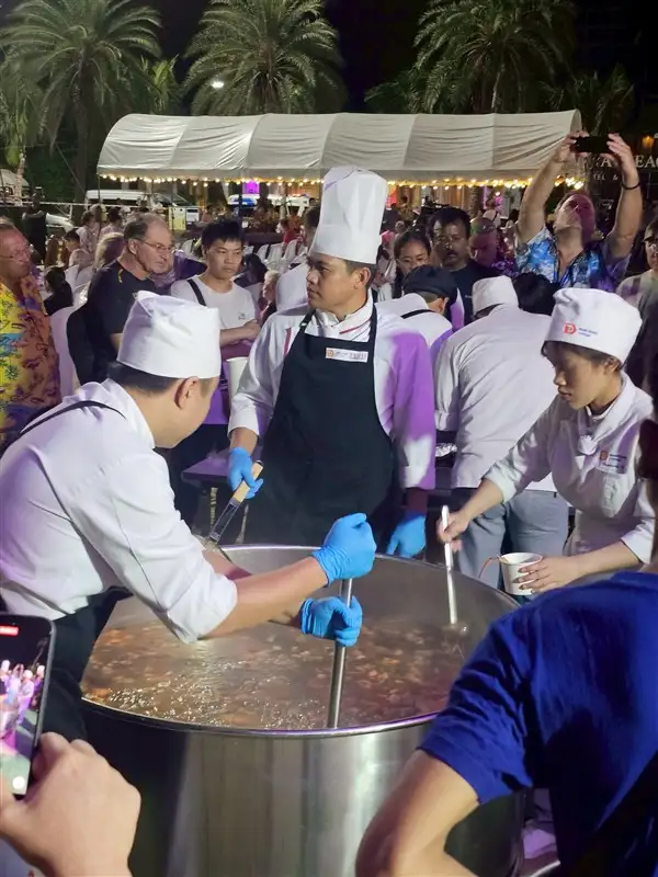 พัทยาชื่นฉ่ำ! วิทยาลัยดุสิตธานีพัทยาโชว์ต้มยำกุ้งหม้อยักษ์ สาดเสน่ห์ครัวไทยกลางสงกรานต์