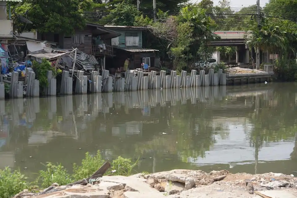 กทม. เดินหน้าขุดลอกคลองลาดพร้าวเปิดทางน้ำ-แจงเศษวัสดุจากการรื้อย้ายบ้านรุกล้ำ