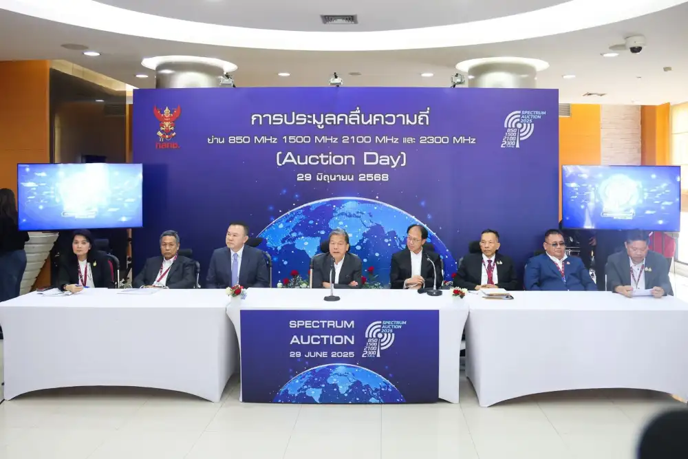 TRUE ซิวคลื่น 1500 พ่วง 2300 MHz จ่าย 2.6 หมื่นลบ. ADVANC คว้า 2100 MHz จ่าย 1.48 หมื่นลบ.