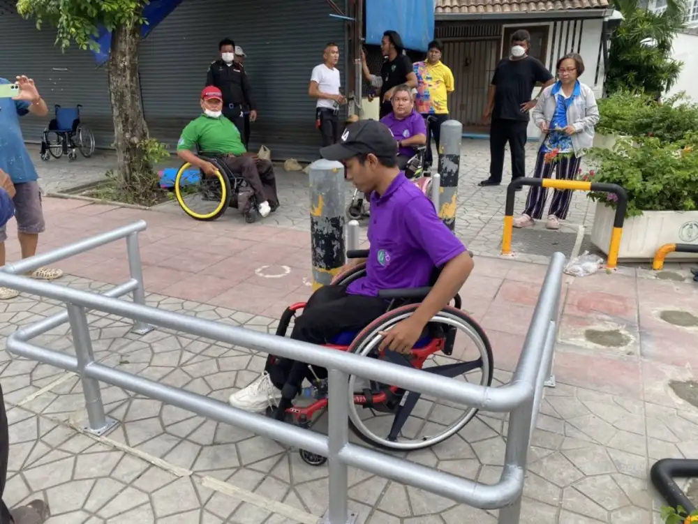 เขตสายไหมปรับรูปแบบเสากั้นทางเท้าย่านสะพานใหม่ สอดคล้องหลัก Universal Design - ลดปัญหาขับขี่บนทางเท้า