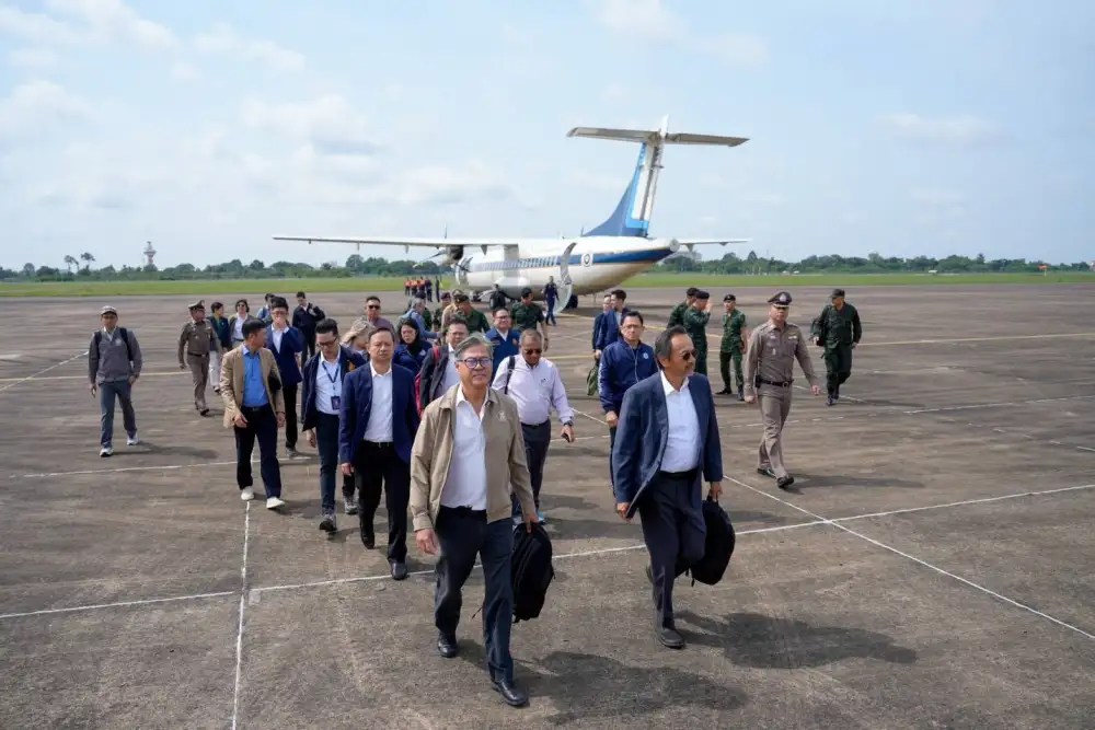 ไทย-กัมพูชา: รัฐบาลนำคณะทูต-ผู้ช่วยทูตทหาร-สื่อ ลงพื้นที่ดูจุดกัมพูชายิงถล่ม รพ.-โรงเรียน-ปั๊ม