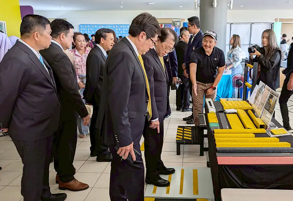 แผ่นกันลื่นแอมโค amco ANTI SLIP 'ของแท้ต้องมีโลโก้ amco' ร่วมมือ สสปท. ลุยภาคใต้ จ.สงขลา ส่งมอบความปลอดภัยในส่วนภูมิภาคอย่างต่อเนื่อง หลังประสบความสำเร็จจากอุดรธานี พิษณุโลก