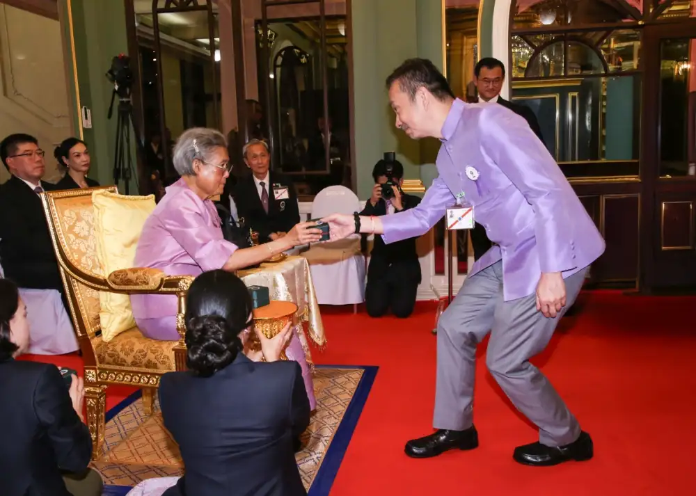 สมเด็จพระกนิษฐาธิราชเจ้า กรมสมเด็จพระเทพรัตนราชสุดาฯ สยามบรมราชกุมารี พระราชทานพระราชวโรกาสให้ประธานเจ้าหน้าที่บริหารกลุ่มบริษัทบางจาก เฝ้าทูลละอองธุลีพระบาท รับพระราชทานของที่ระลึกผู้บริจาคเงินสมทบกองทุนปรับปรุงห้องผ่าตัด รพ.ศิริราช
