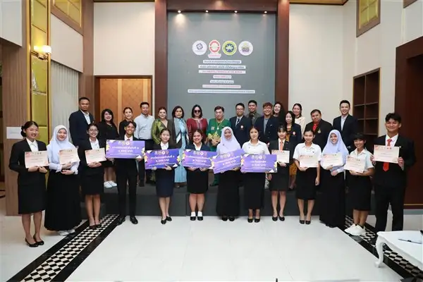 นักศึกษาวิทยาลัยดุสิตธานีรับรางวัลสุนทรพจน์ภาษาอังกฤษ