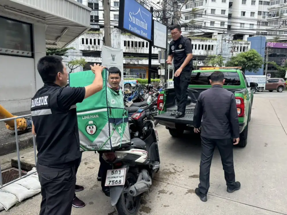 เขตประเวศเร่งแก้ปัญหาน้ำท่วมขังซอยอ่อนนุช-ซอยพัฒนาการ พร้อมจัดรถยกสูงช่วยประชาชนออกจากพื้นที่
