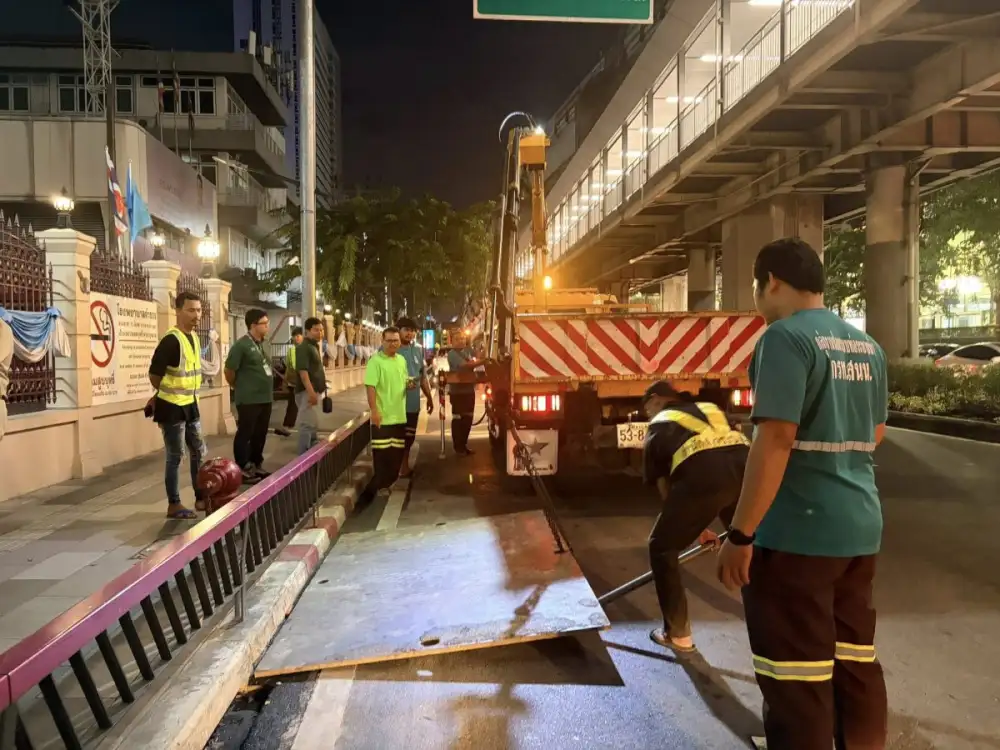 กทม. รุดแก้ไขถนนพระรามที่ 1 ทรุดตัว หน้า รพ.ตำรวจ ป้องกันอันตรายผู้ใช้ถนน