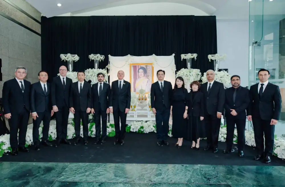 น้อมรำลึกแม่แห่งแผ่นดินทรู คอร์ปอเรชั่น ทั่วประเทศ ร่วมแสดงความอาลัย และสำนึกในพระมหากรุณาธิคุณอันหาที่สุดมิได้ แด่สมเด็จพระนางเจ้าสิริกิติ์ พระบรมราชินีนาถ พระบรมราชชนนีพันปีหลวง