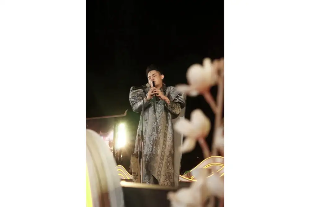 เก่ง ธชย สุดภูมิใจ ใส่ชุดผ้าไหม ต่อยอดพระปณิธาน พระบรมราชชนนีพันปีหลวง