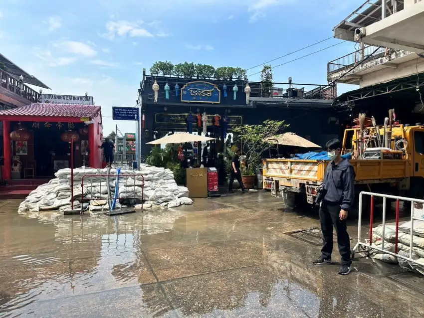 รับมือน้ำ!! ผู้ว่าฯ กทม. เร่งเสริมกระสอบทรายย่านสะพานพุทธ-ท่าเตียน มั่นใจยังเอาอยู่