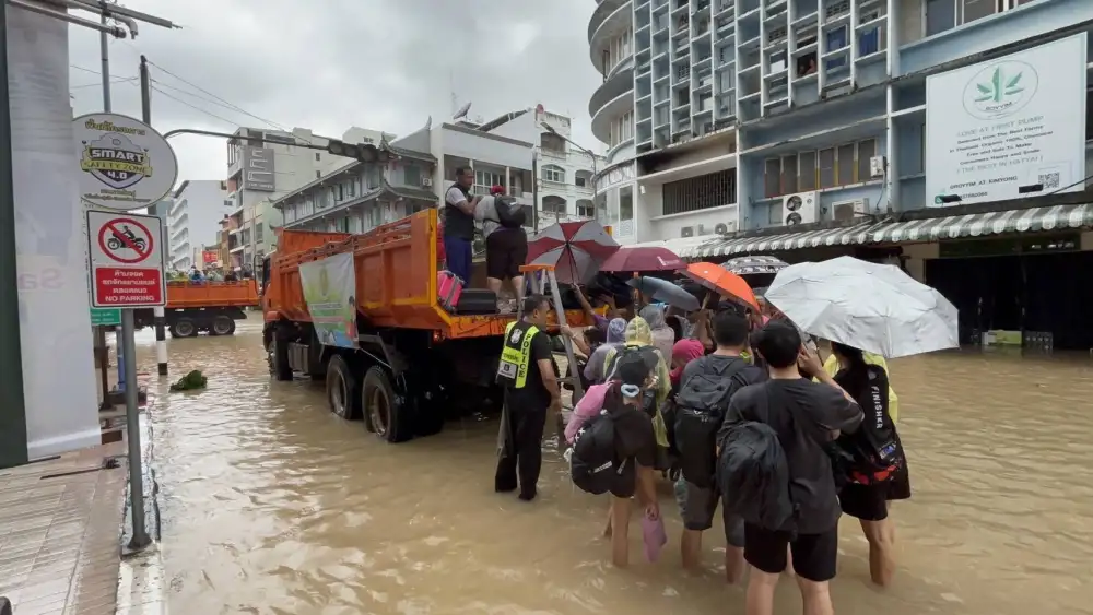 ตร. เร่งช่วยเหลือนทท.ต่างชาติติดค้างจากเหตุน้ำท่วมในหาดใหญ่กว่าพันคน
