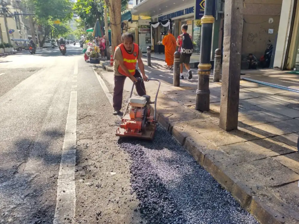 เขตบางรักเร่งซ่อมถนนซอยคอนแวนต์ เดินหน้าปรับปรุงตลอดแนวต้นปี 69 กวดขันห้ามเทน้ำลงผิวจราจร