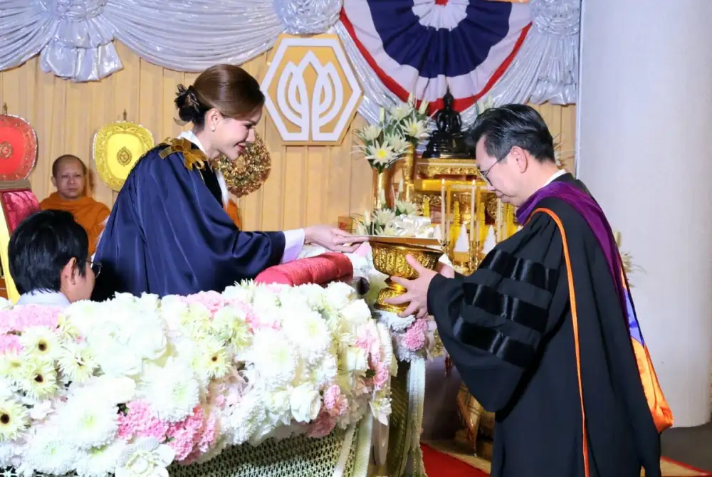 พระบาทสมเด็จพระเจ้าอยู่หัว ทรงพระกรุณาโปรดเกล้าฯ ให้ พลตรีหญิง คุณหญิงปภัสสร วัชรหทัยพัทธ์ เป็นผู้แทนพระองค์ ไปมอบปริญญาบัตรแก่ผู้สำเร็จการศึกษาจากมหาวิทยาลัยศรีปทุม ประจำปีการศึกษา 2567