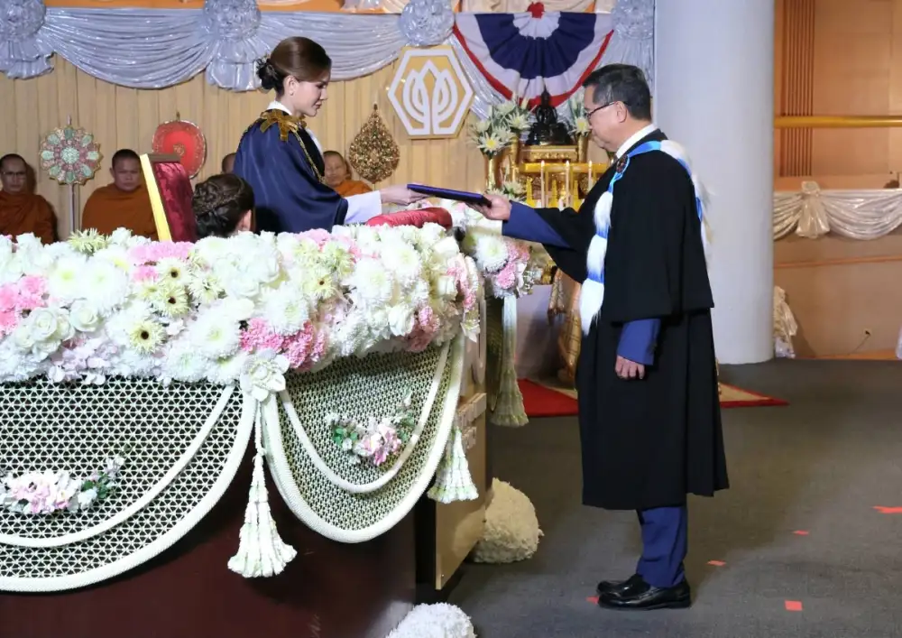 พระบาทสมเด็จพระเจ้าอยู่หัว ทรงพระกรุณาโปรดเกล้าฯ ให้ พลตรีหญิง คุณหญิงปภัสสร วัชรหทัยพัทธ์ เป็นผู้แทนพระองค์ ไปมอบปริญญาบัตรแก่ผู้สำเร็จการศึกษาจากมหาวิทยาลัยศรีปทุม ประจำปีการศึกษา 2567