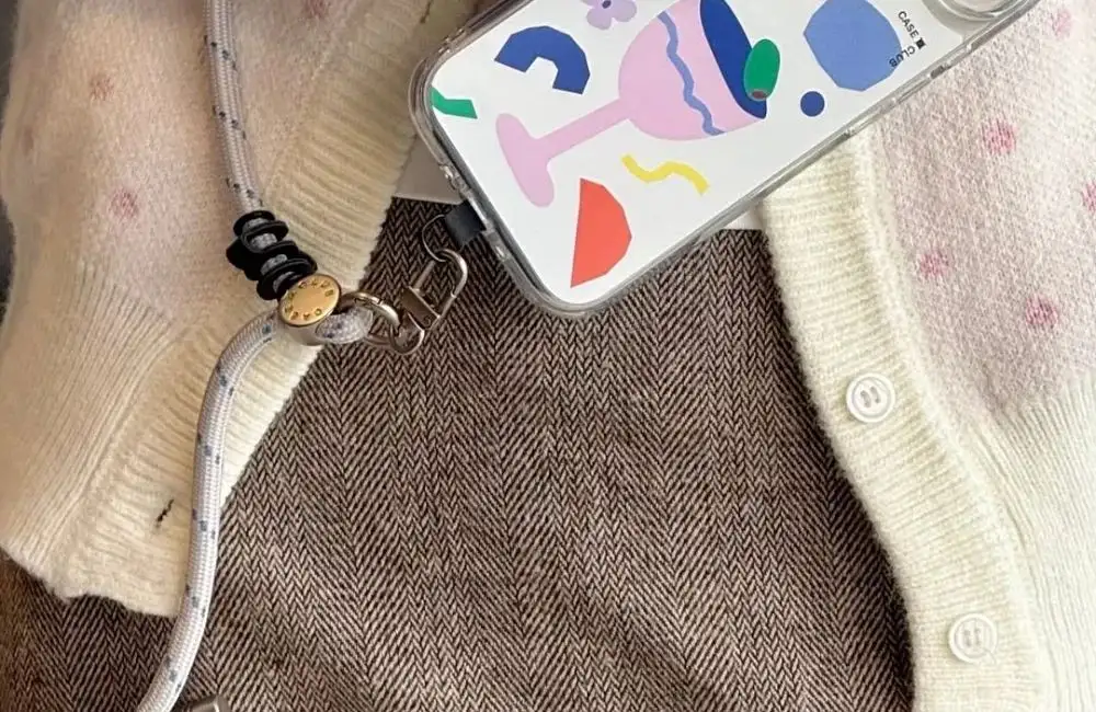 ที่ห้อยโทรศัพท์ ไอเทมสุดฮิตสำหรับสายแฟ ที่มีประโยชน์มากกว่าที่คิด