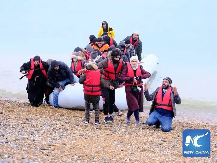 อังกฤษเผยยอดผู้อพยพด้วยเรือเล็กขึ้นฝั่งพุ่งสูงสุดอันดับ 2 ในปี 68