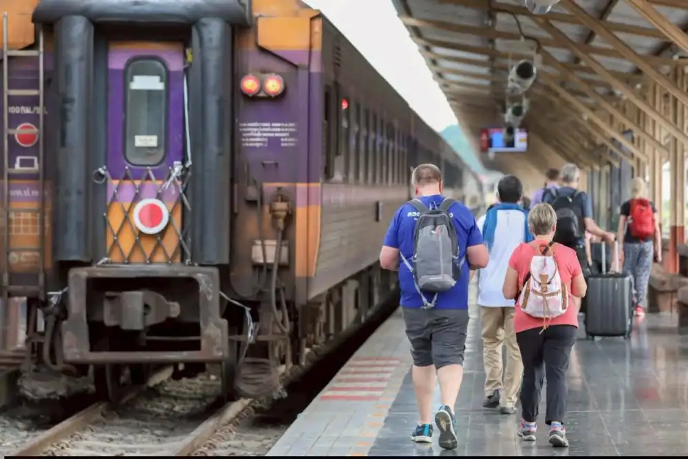 กรมรางฯ เสริมรถ 16 ขบวนรับคลื่นมหาชนเดินทางกลับเข้า กทม.