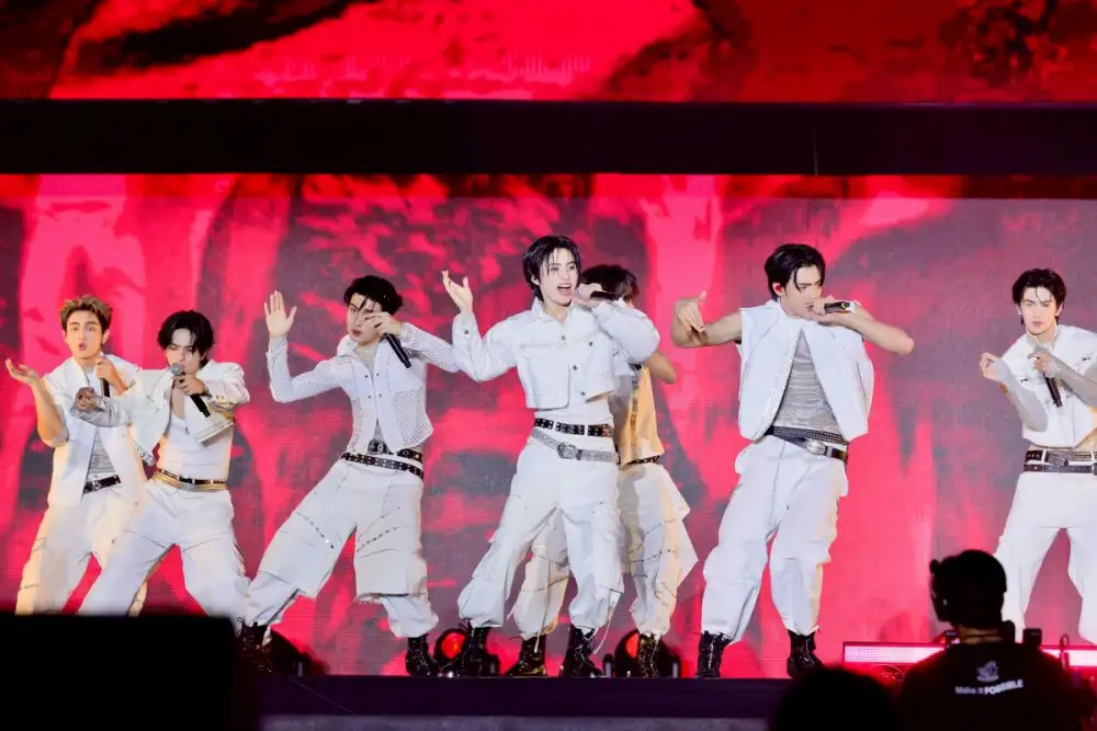 ICONSIAM ทำหัวใจพองทั้งริเวอร์พาร์ค BUS Because of You I Shine เสิร์ฟโชว์อบอุ่น ส่งท้ายปี ใน 