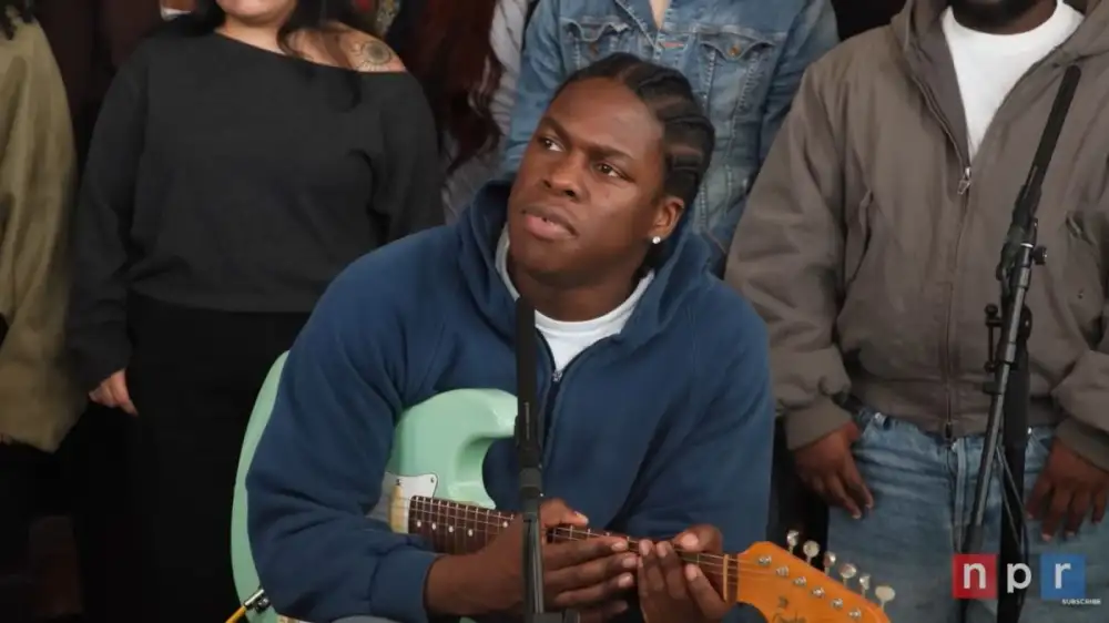 Daniel Caesar แสดงสดสุดละมุนในรายการ Tiny Desk Concert