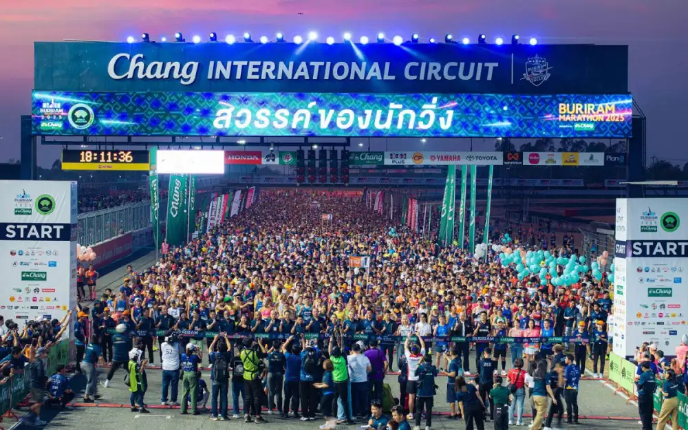 นับถอยหลัง! คนนับแสนมุ่งสู่ค่ำคืนประวัติศาสตร์ 10 ปี 