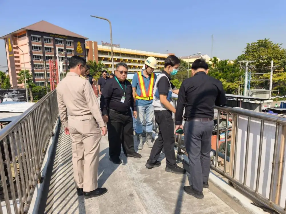 กทม. เร่งตรวจสอบ-ซ่อมแซมสะพานลอยหน้า รร.ศึกษานารี หลังเครนรถบรรทุกเฉี่ยวชน ยืนยันโครงสร้างปลอดภัย-กำชับผู้รับเหมาหมั่นตรวจสอบ