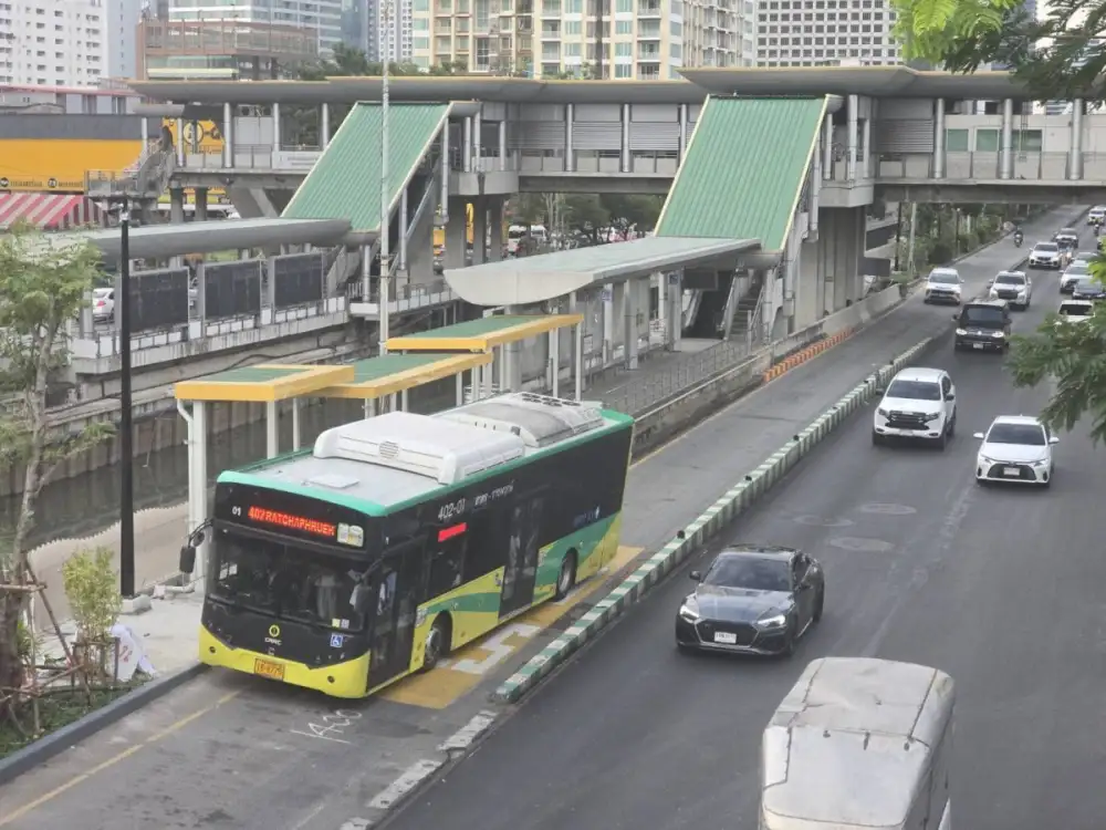 สจส. แจงเหตุรถจักรยานยนต์ชนกองดินในช่องเดินรถ BRT ติดตั้งแนวกั้น-สัญญาณไฟเตือนเพิ่มเติม