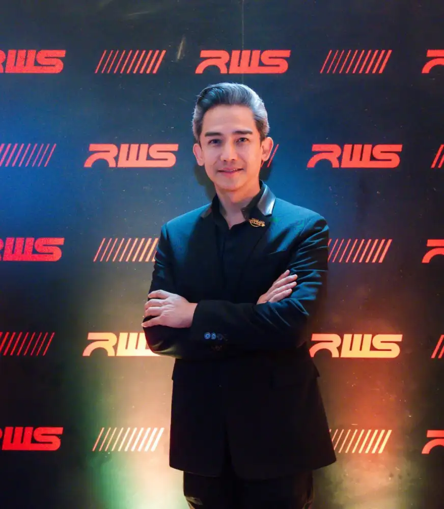 Thailand Privilege Card มอบบัตร Friends of Thailand ให้แก่นักชกชาวต่างชาติผู้ชนะเวที 