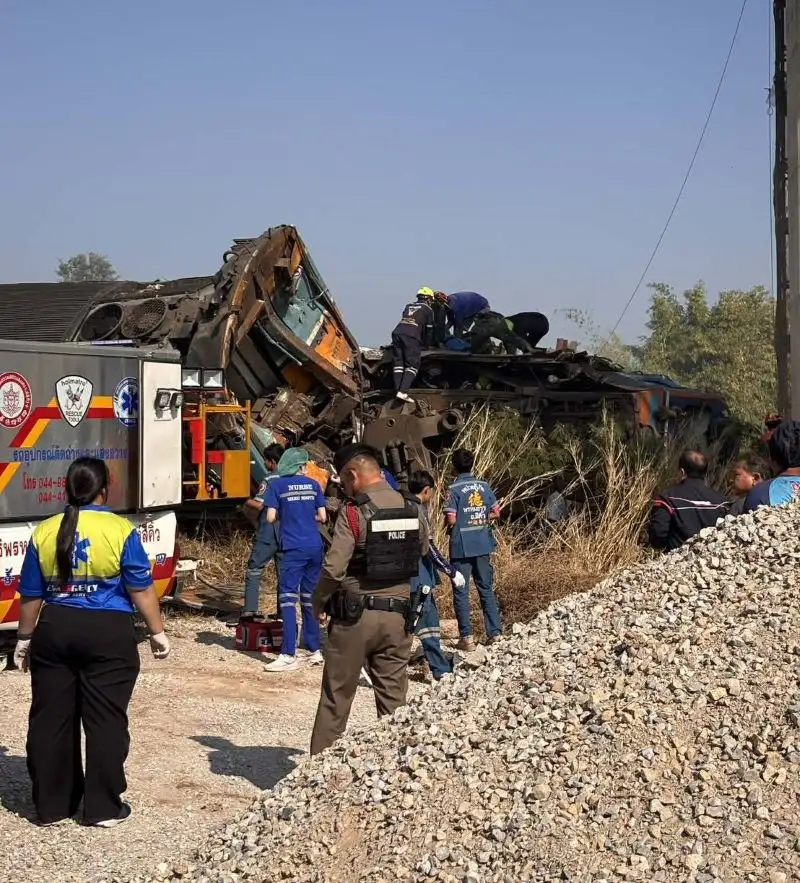 สลด! เกิดเหตุเครนถล่มทับรถไฟที่สีคิ้ว เบื้องต้นคาดเสียชีวิตกว่า 20 ราย บาดเจ็บอื้อ