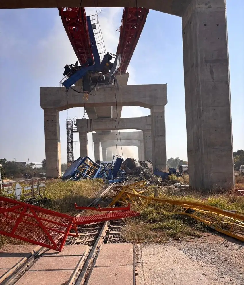สลด! เกิดเหตุเครนถล่มทับรถไฟที่สีคิ้ว เบื้องต้นคาดเสียชีวิตกว่า 20 ราย บาดเจ็บอื้อ