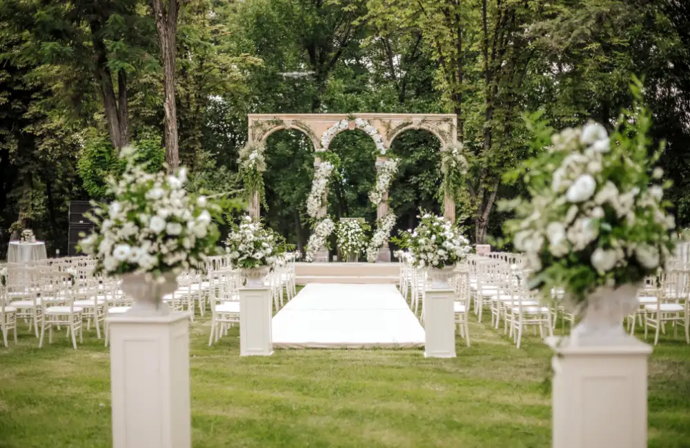 สถานที่จัดงานแต่งงานแบบ Indoor vs Outdoor ข้อดี-ข้อเสียที่บ่าวสาวต้องรู้ก่อนจอง