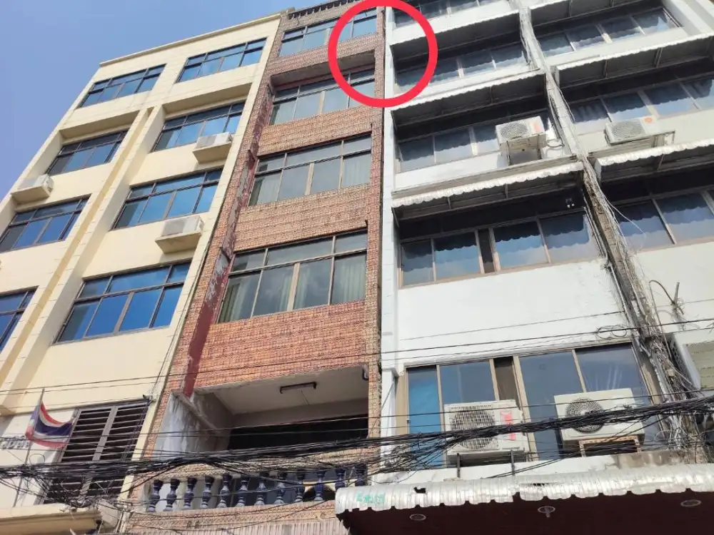 เขตพระนครเร่งตรวจสอบเหตุกระเบื้องอาคาร 6 ชั้น ถ.มหรรณพ หล่นใส่รถยนต์-เตรียมสั่งเจ้าของอาคารซ่อมแซม