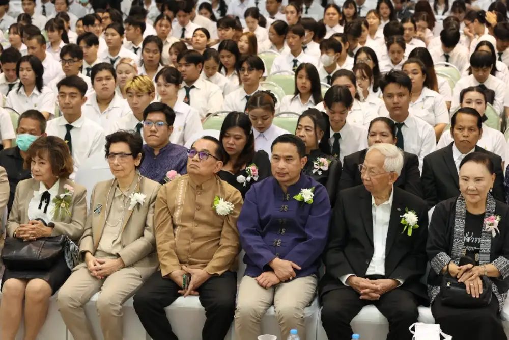 มทร.กรุงเทพ ครบรอบ 21 ปี  ชู 