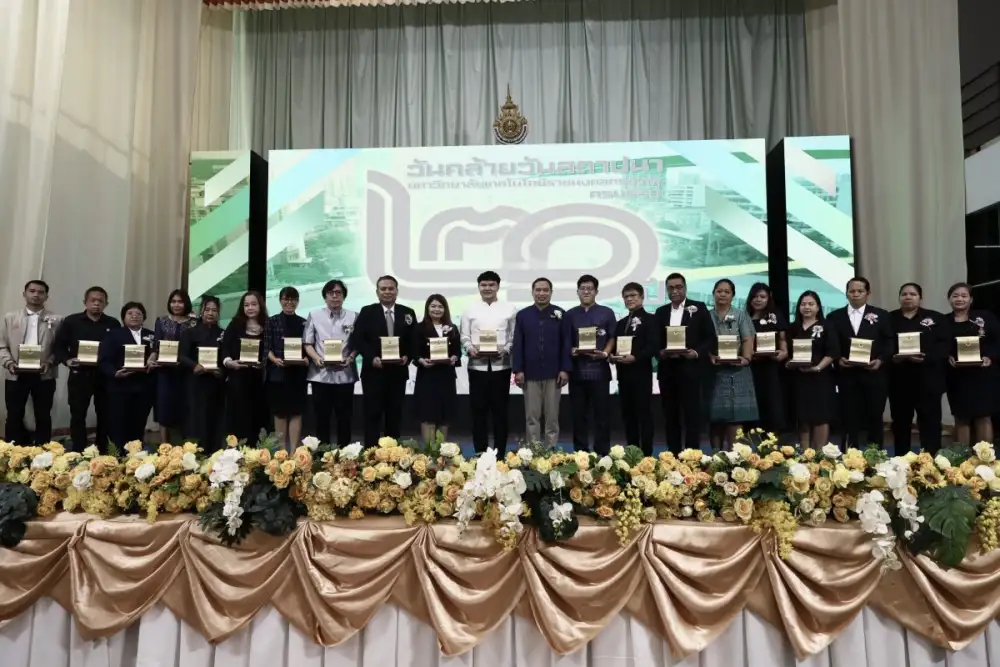 มทร.กรุงเทพ ครบรอบ 21 ปี  ชู 