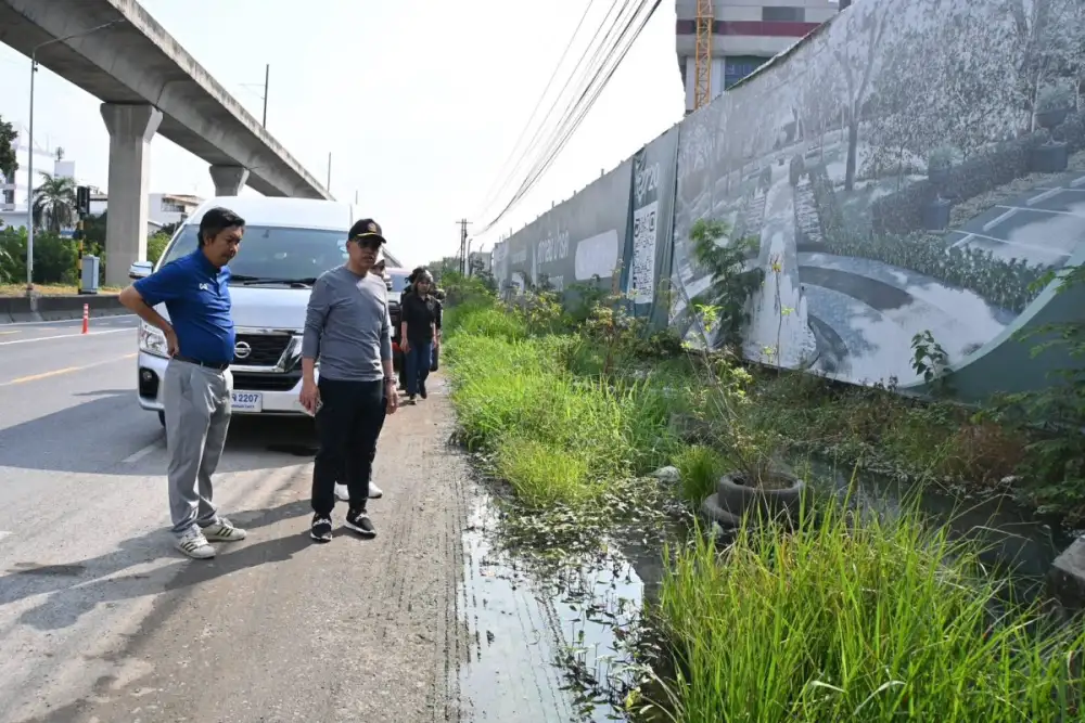 เขตสวนหลวงประสานผู้ประกอบการจัดทำบ่อพักน้ำทิ้ง จัดเก็บวัชพืช-เปิดทางน้ำไหล แก้ปัญหาน้ำเอ่อล้น ถ.กำแพงเพชร 7