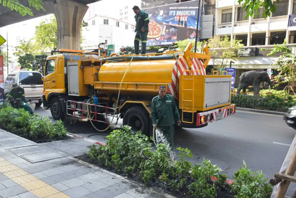 เขตบางรักปลูกซ่อมแซมไม้ประดับ-ปรับภูมิทัศน์-เพิ่มพื้นที่สีเขียว บริเวณ ถ.สีลม