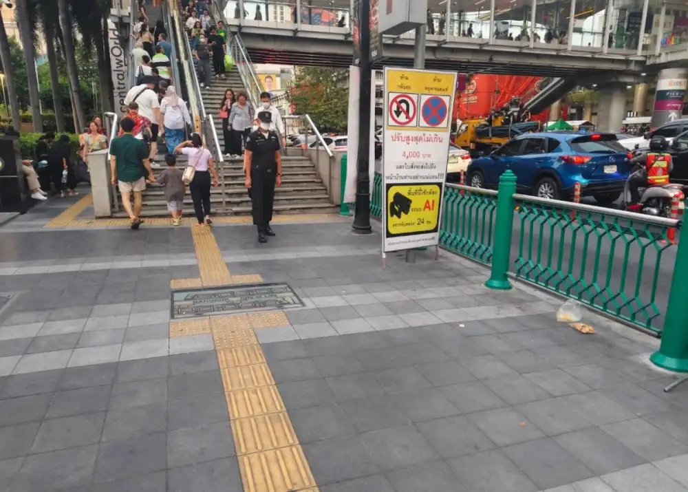 เขตปทุมวันกวดขันหาบเร่แผงลอย-นักดนตรีเปิดหมวกบริเวณหน้าศูนย์การค้าเซ็นทรัลเวิลด์