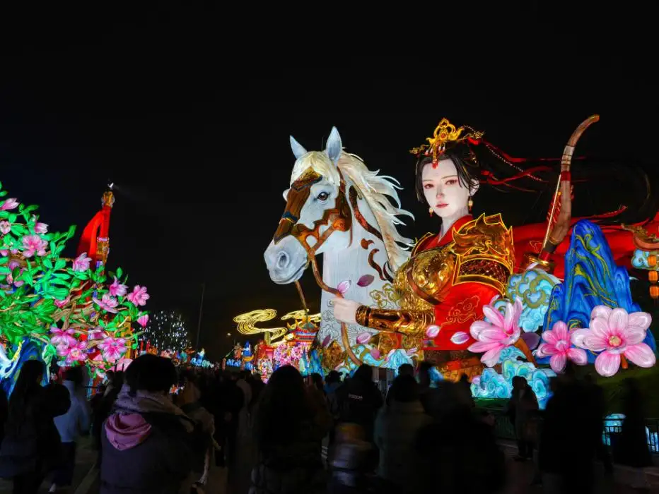 เทศกาลโคมไฟเมืองจื้อกง ประเทศจีน งดงามตระการตาด้วยมนตร์เสน่ห์แห่งแสงสี