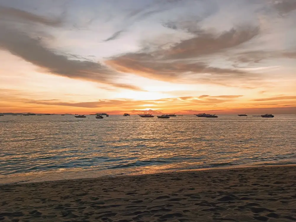 หาดลับพัทยา รวมชายหาดเงียบสงบ วิวสวย คนไม่เยอะ