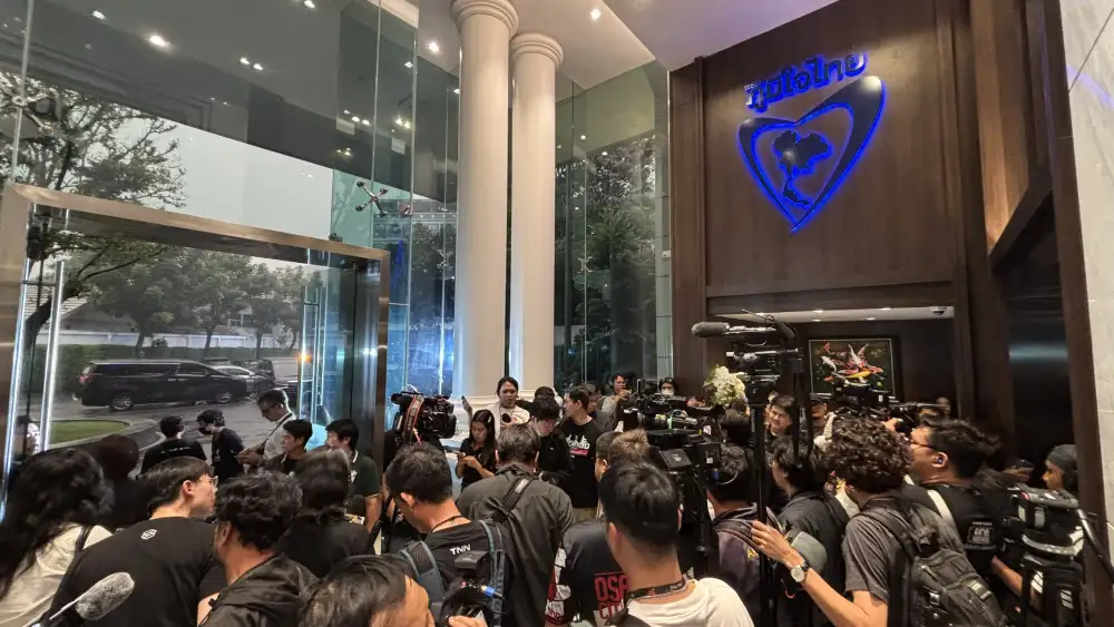 เลือกตั้ง'69: แกนนำ 3 พรรคหลัก ทยอยเข้าพรรครอลุ้นผลเลือกตั้ง แฟนคลับแห่ให้กำลังใจ