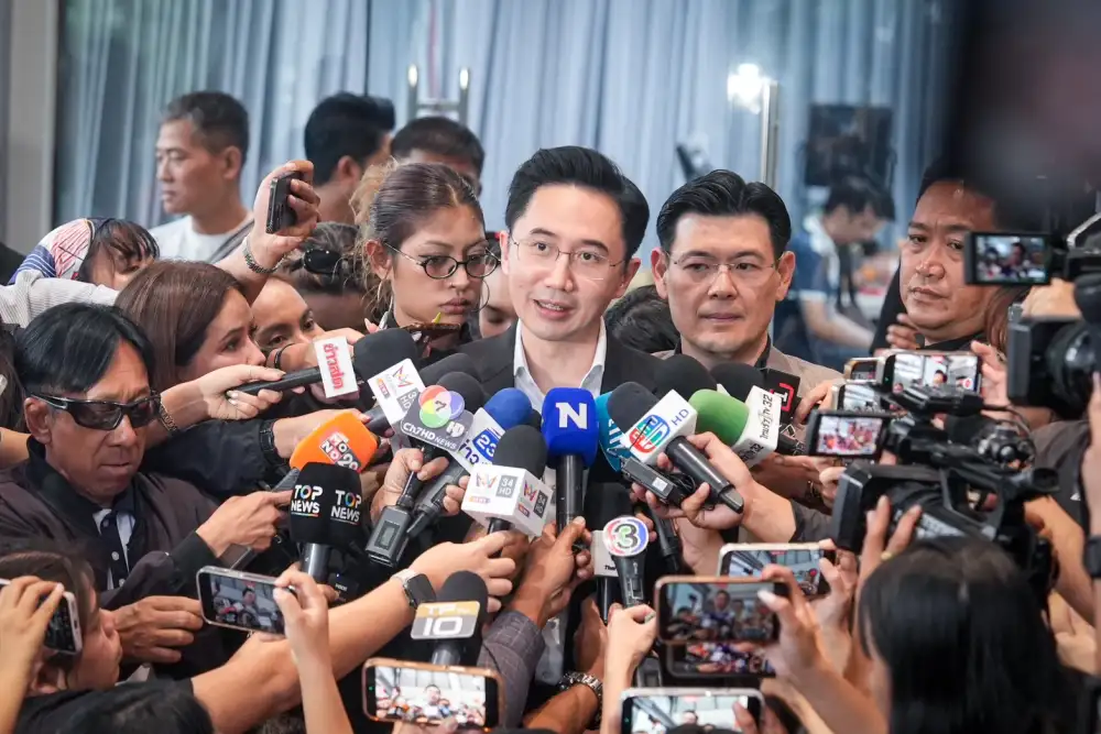 เลือกตั้ง'69: แกนนำ 3 พรรคหลัก ทยอยเข้าพรรครอลุ้นผลเลือกตั้ง แฟนคลับแห่ให้กำลังใจ