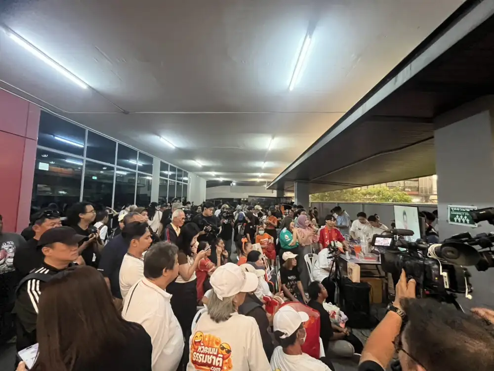 เลือกตั้ง'69: แกนนำ 3 พรรคหลัก ทยอยเข้าพรรครอลุ้นผลเลือกตั้ง แฟนคลับแห่ให้กำลังใจ