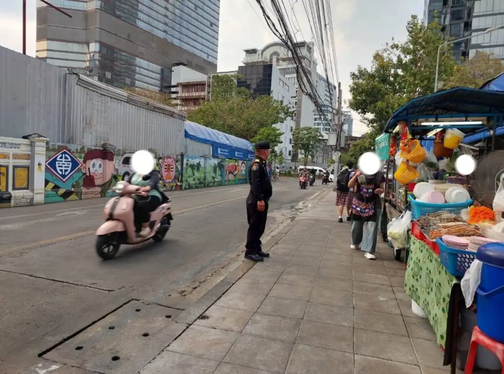 เขตบางรักแก้ปัญหาการตั้งร้านค้ากีดขวางทางเท้าบริเวณซอยศึกษาวิทยา จัดเจ้าหน้าที่กวดขันต่อเนื่อง