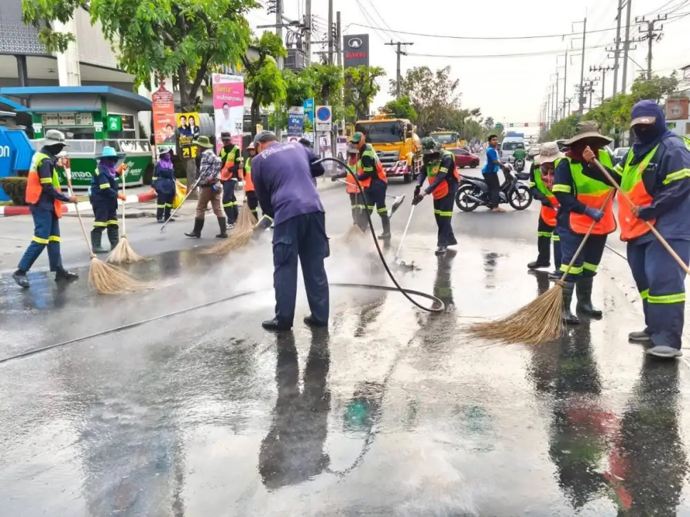 กทม. เร่งแก้ปัญหาผิวถนนสุขาภิบาล 5 ลื่นจากน้ำขยะ กำชับพนักงานขับรถเก็บขนมูลฝอยปฏิบัติตามกฎจราจรเคร่งครัด