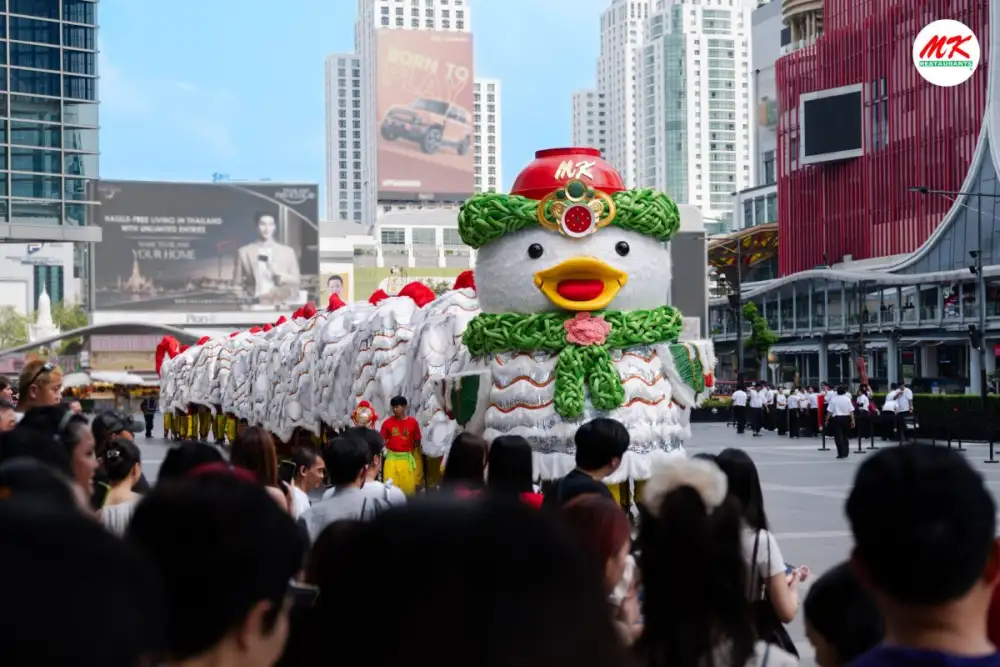 สมศักดิ์ศรีเจ้าตลาด MK 'เชิดเป็ดมหามงคล' เล่นใหญ่ฉลองตรุษจีน