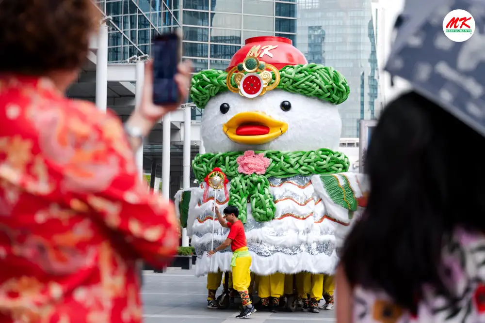 สมศักดิ์ศรีเจ้าตลาด MK 'เชิดเป็ดมหามงคล' เล่นใหญ่ฉลองตรุษจีน