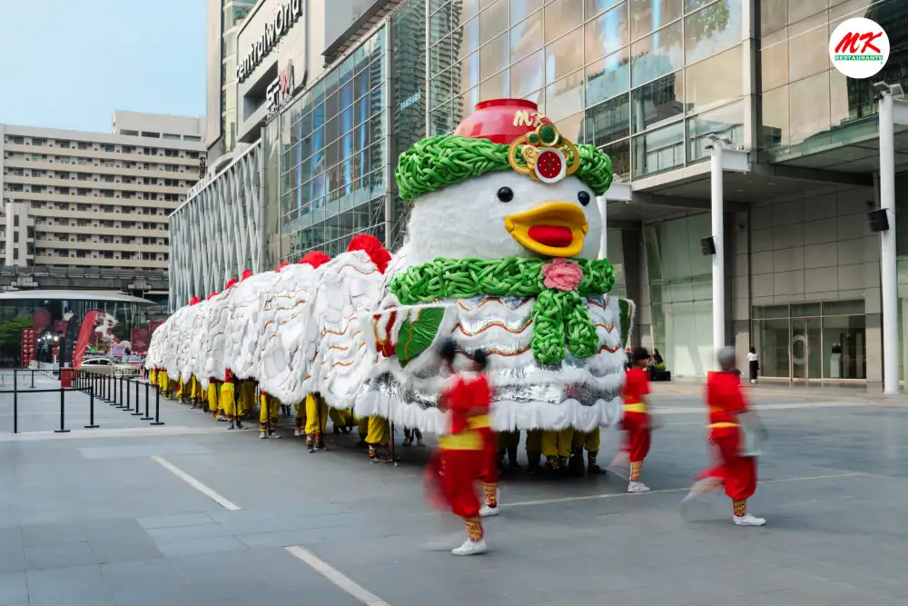 สมศักดิ์ศรีเจ้าตลาด MK 'เชิดเป็ดมหามงคล' เล่นใหญ่ฉลองตรุษจีน