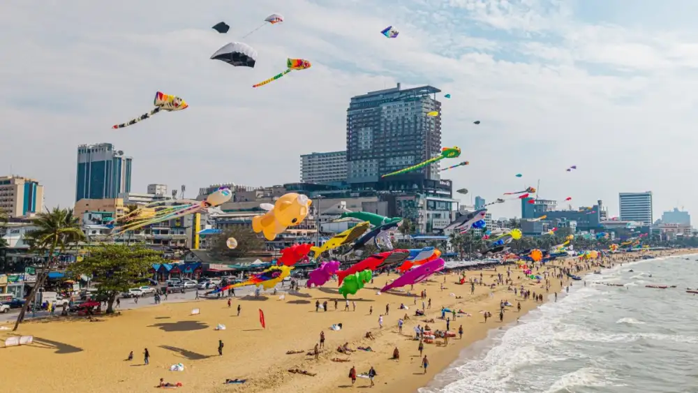 ว่าวยักษ์บุกท้องฟ้าหาดหน้า 'เซ็นทรัล พัทยา' สัมผัสพาเหรดว่าวนานาชาติ 'PATTAYA INTERNATIONAL KITE ON THE BEACH 2026' เริ่ม 25 ก.พ. 69 นี้