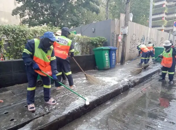 เขตคลองเตยแก้ไขปัญหาผิวจราจรในซอยสุขุมวิท 24 บูรณาการความร่วมมือดูแลความปลอดภัยและความเป็นระเบียบเรียบร้อยในพื้นที่